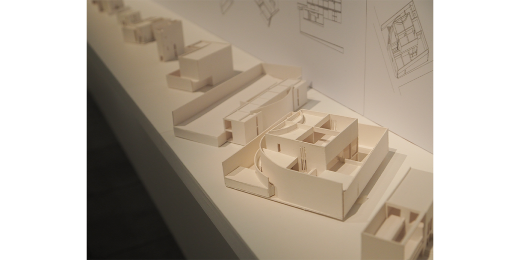 「安藤忠雄展｜青春」会場風景（70の住宅模型）