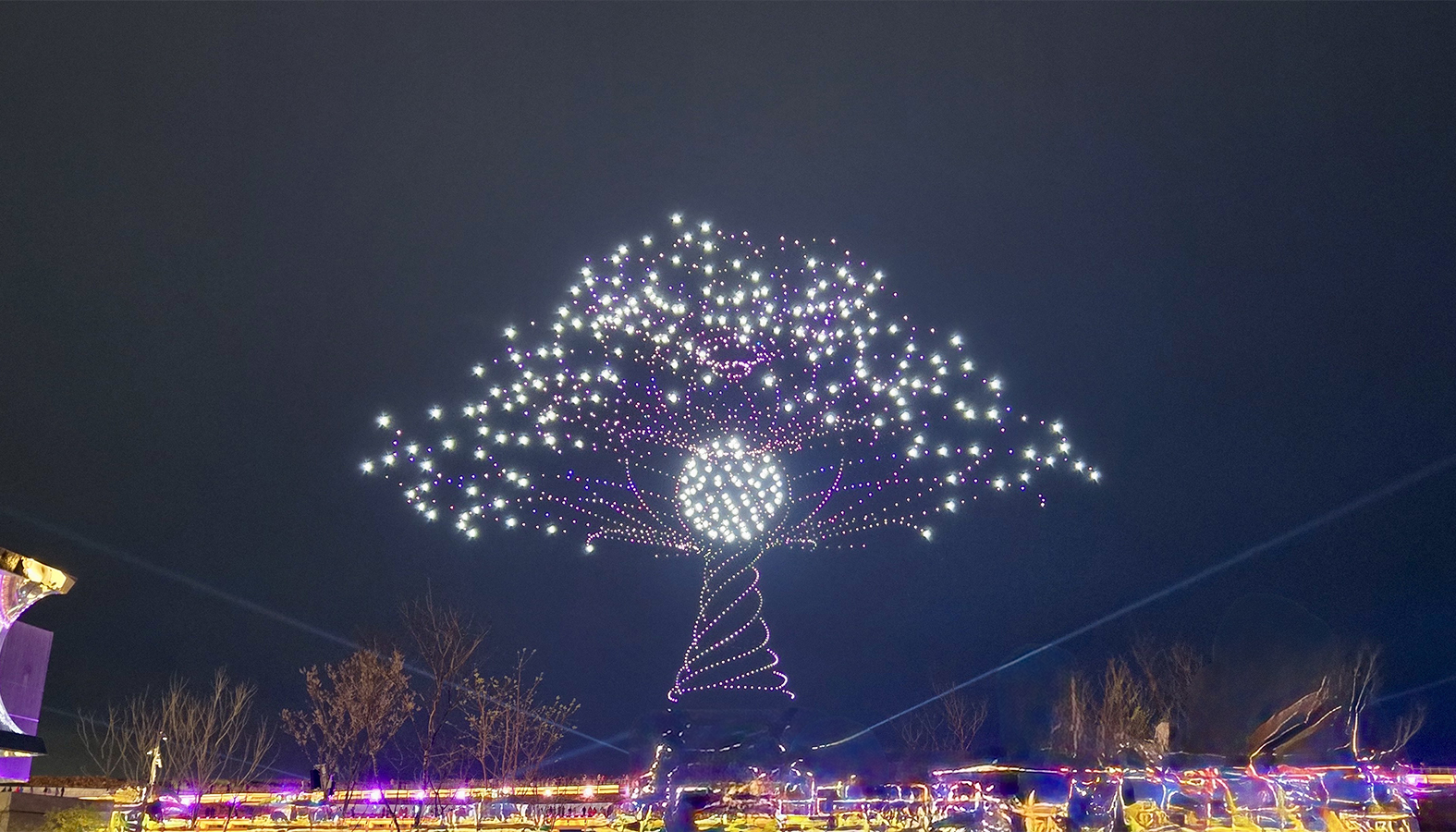 大阪・関西万博のドローンショーを企画・運営するレッドクリフが七夕特別演出「Flash Wish Tree」を2025年7月7日より実施