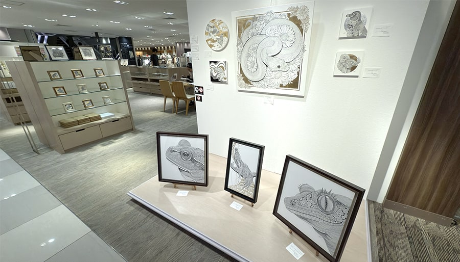 ボールペン画アーティスト Sakiが参加する大阪・大丸梅田店で開催中のアートイベント「silsil・NiJi$uKe・安川眞慈・Saki アート作品&グッズコーナー」をレポート