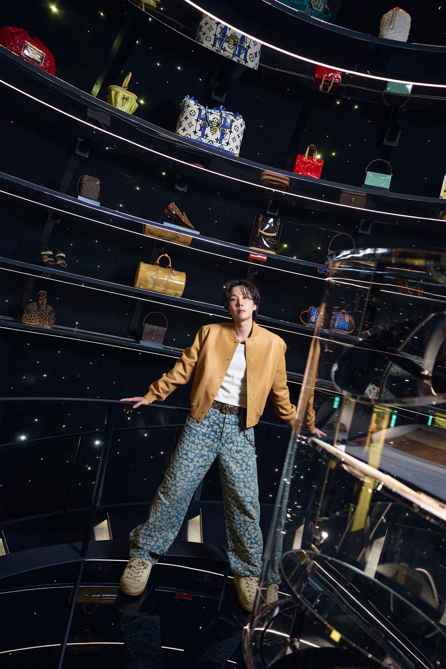 j-hope、大阪で開催中のルイ·ヴィトン「ビジョナリー·ジャーニー」展の来場風景