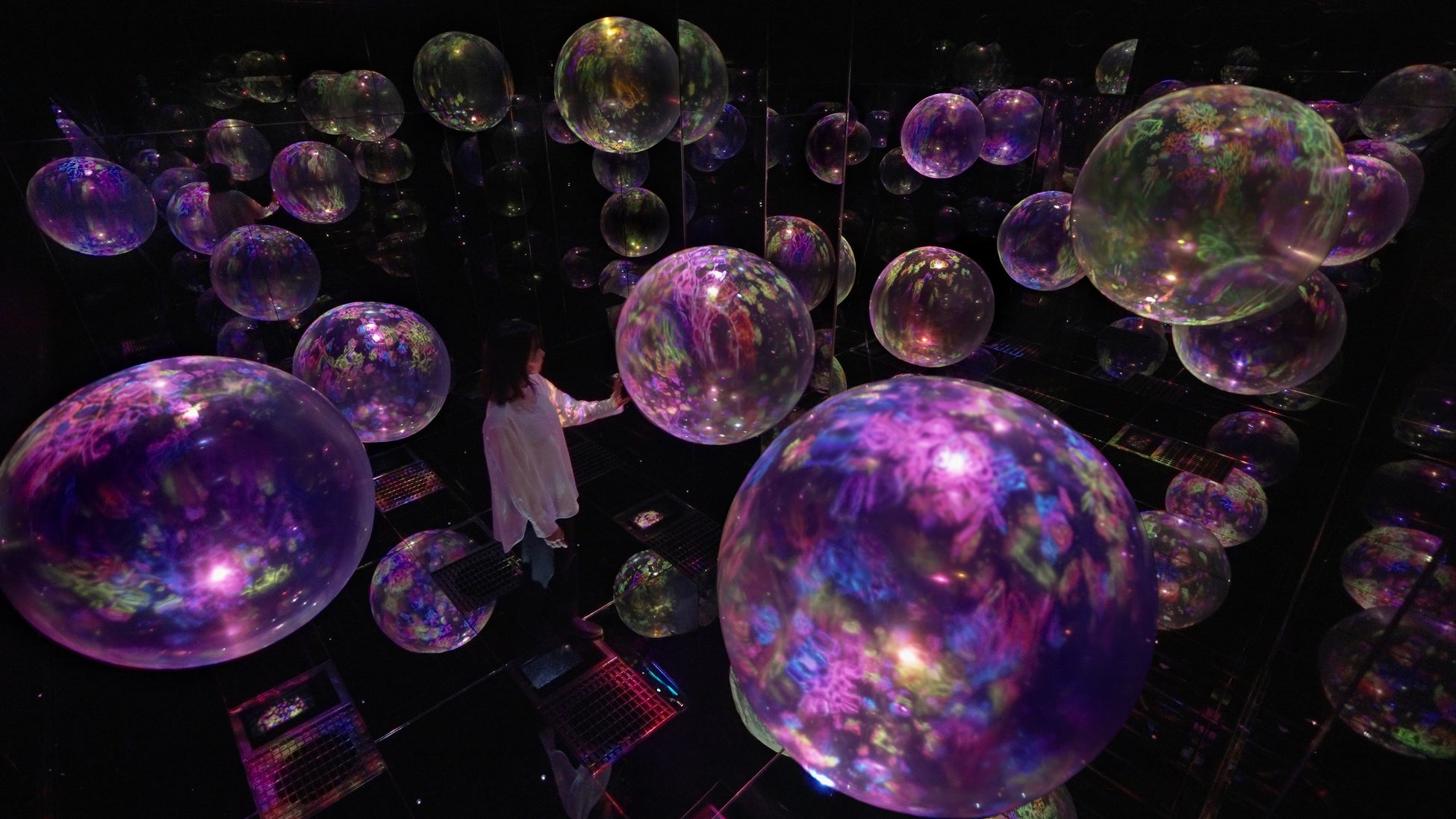 チームラボ バイオヴォルテックス 京都「浮かぶ宇宙球体 / Floating Cosmic Spheres」