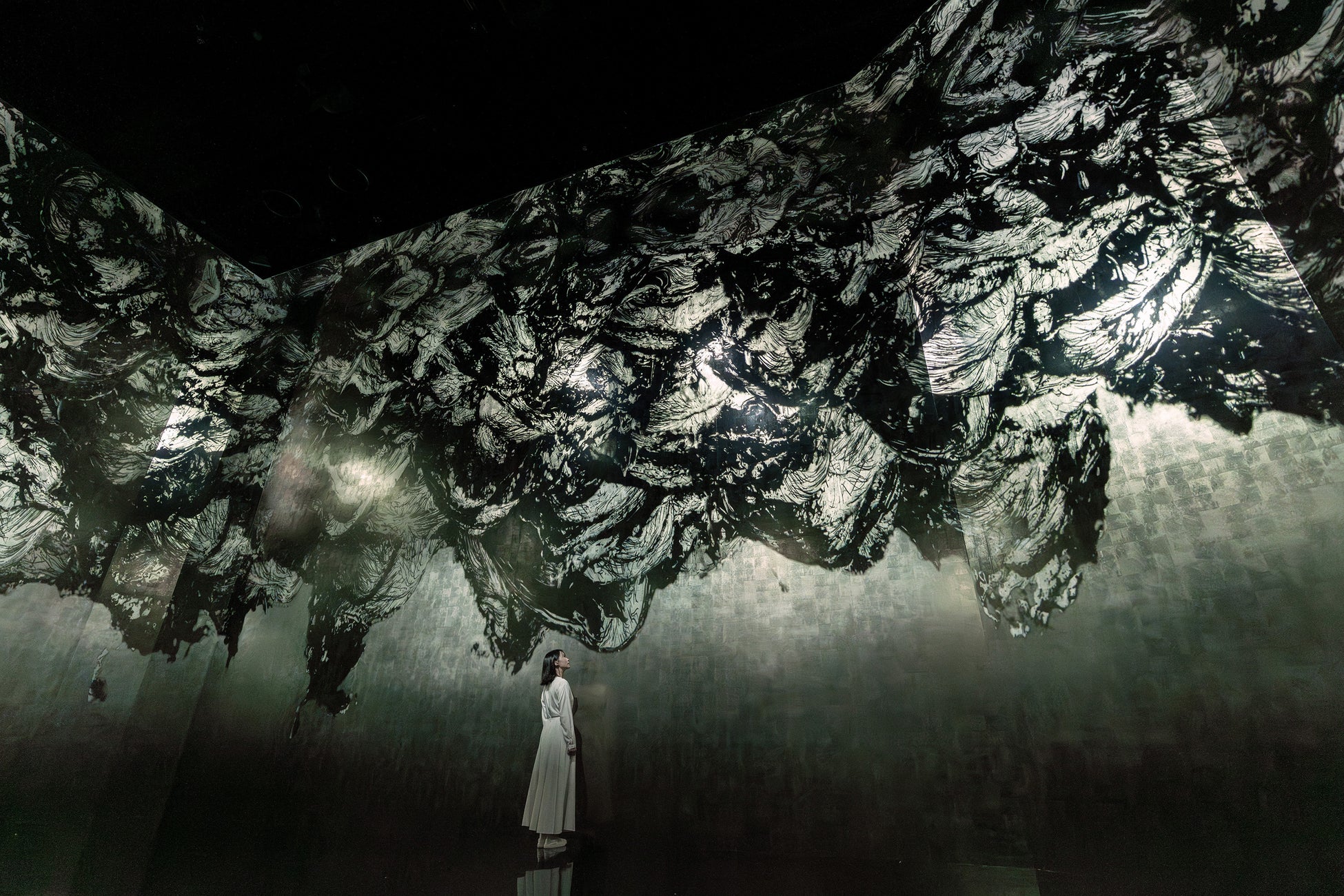 チームラボ バイオヴォルテックス 京都「Memory of Waves in the Sky」