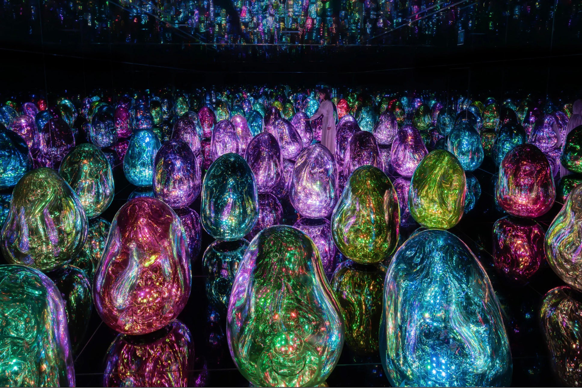 チームラボ バイオヴォルテックス 京都「呼応する小宇宙 - 固形化された光の色」