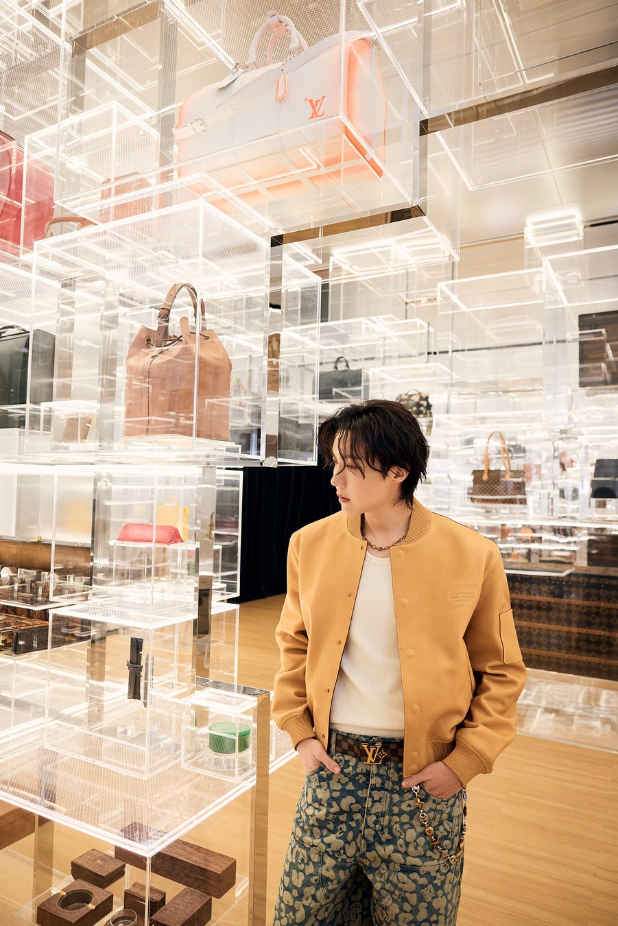 j-hope、大阪で開催中のルイ·ヴィトン「ビジョナリー·ジャーニー」展の来場風景