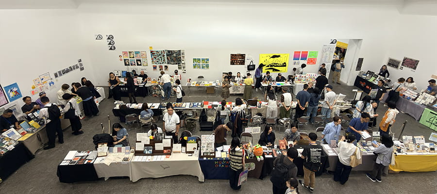 アーティストと直接対話して購入できるアートブックフェア『Art Book Osaka 2026』の風景