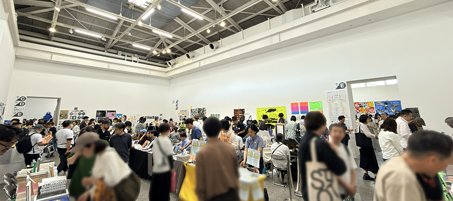 アーティストと直接対話して購入できるアートブックフェア『Art Book Osaka 2026』の風景