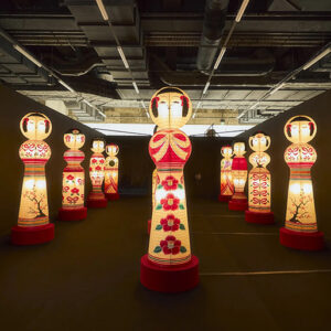 俳優・アーティストとして活動するのんがデザインを手がけた新作「こけし灯篭」を展示したM-INT KOBE 20th Special Exhibition「のん Ribbon art -調和-」がミント神戸にて2026年11月6日から開催